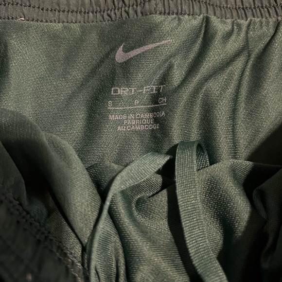 Nike green shorts - Picture 2 of 3